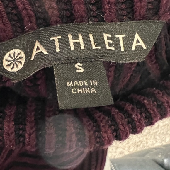 Athleta Cute Women Sweater- Small - Picture 8 of 8